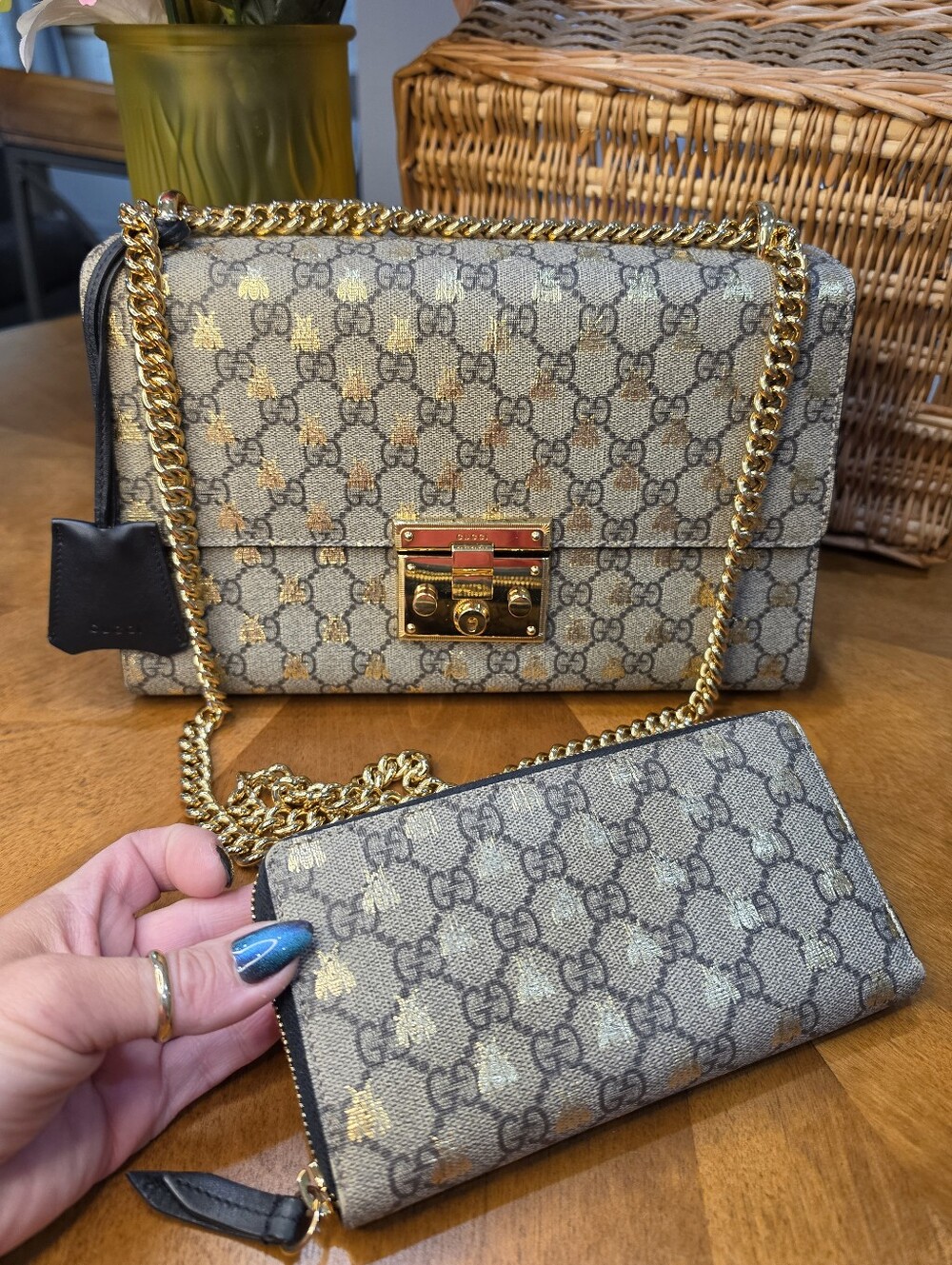 Gucci GG Supreme Bee Print Chain Shoulder Bag with Matching Zip Around Wallet